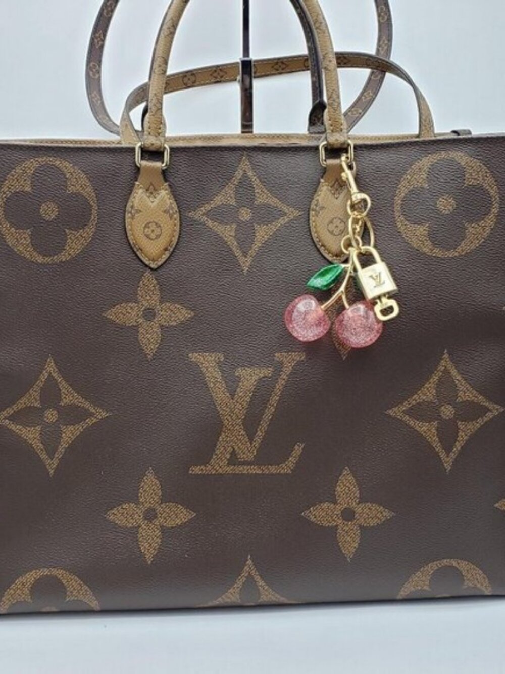 LV Gold Padlock & Key 🔒 Authentic Louis Vuitton Bag Unbranded Apple Charm - Picture 3 of 11